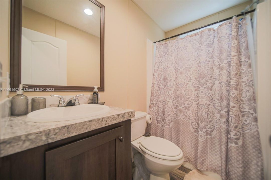 Vendido Recientemente: $220,000 (3 camas, 2 baños, 960 Pies cuadrados)