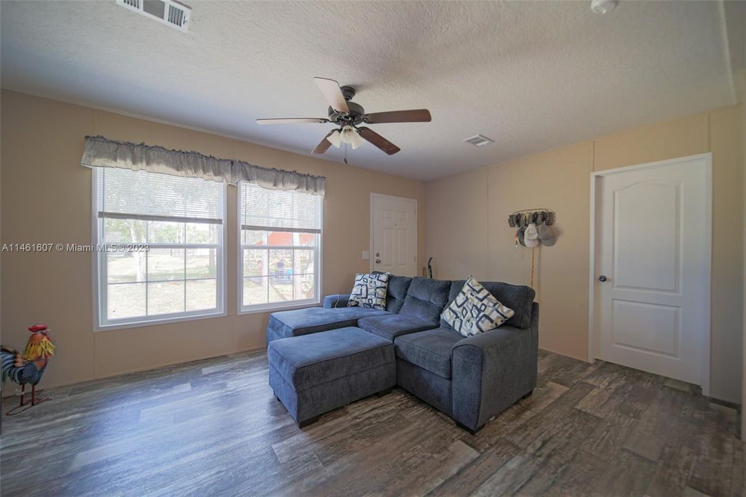 Vendido Recientemente: $220,000 (3 camas, 2 baños, 960 Pies cuadrados)