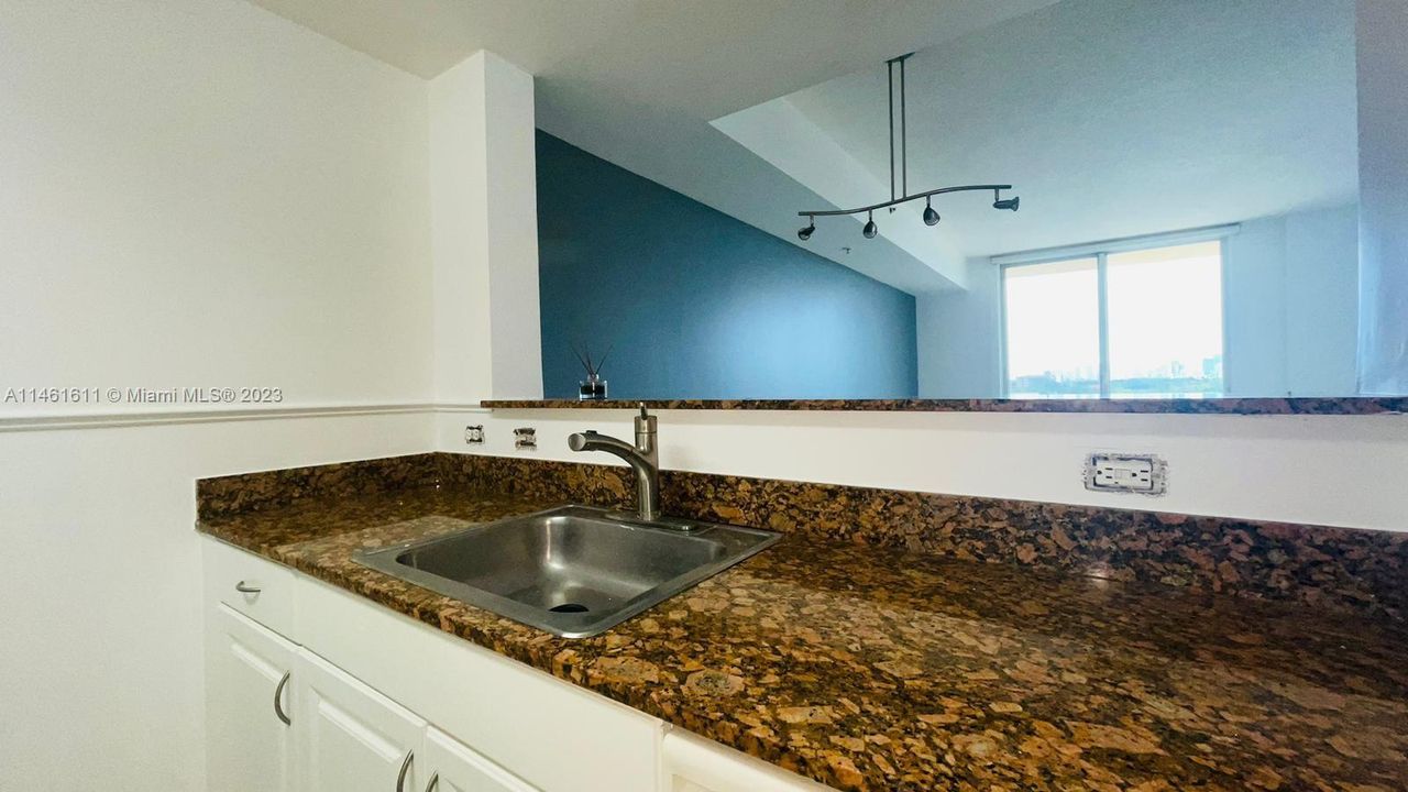 Recently Rented: $2,100 (1 beds, 1 baths, 729 Square Feet)