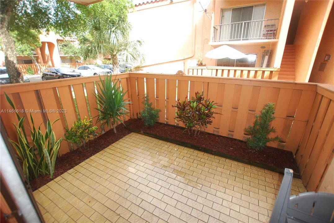 Recently Sold: $295,000 (2 beds, 2 baths, 918 Square Feet)