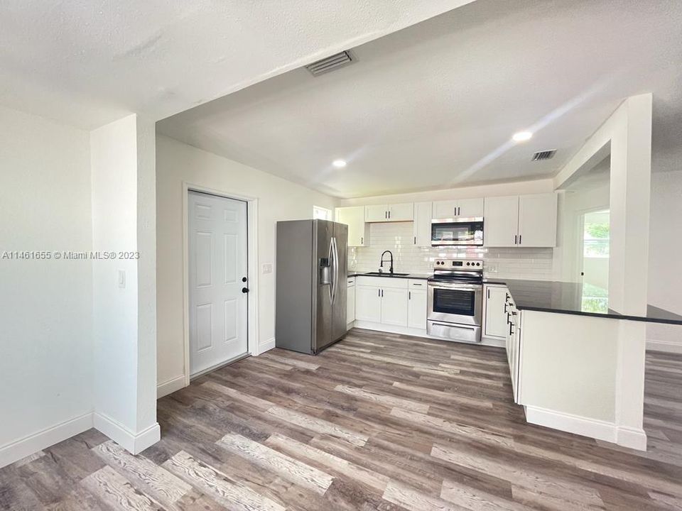 Vendido Recientemente: $169,900 (3 camas, 2 baños, 1111 Pies cuadrados)