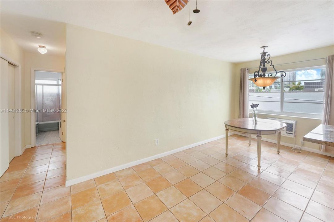 For Sale: $289,000 (1 beds, 1 baths, 700 Square Feet)