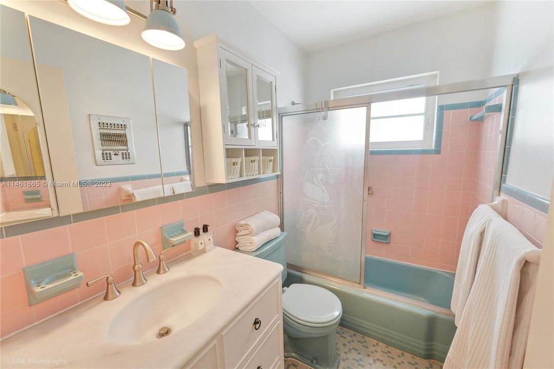 For Sale: $289,000 (1 beds, 1 baths, 700 Square Feet)