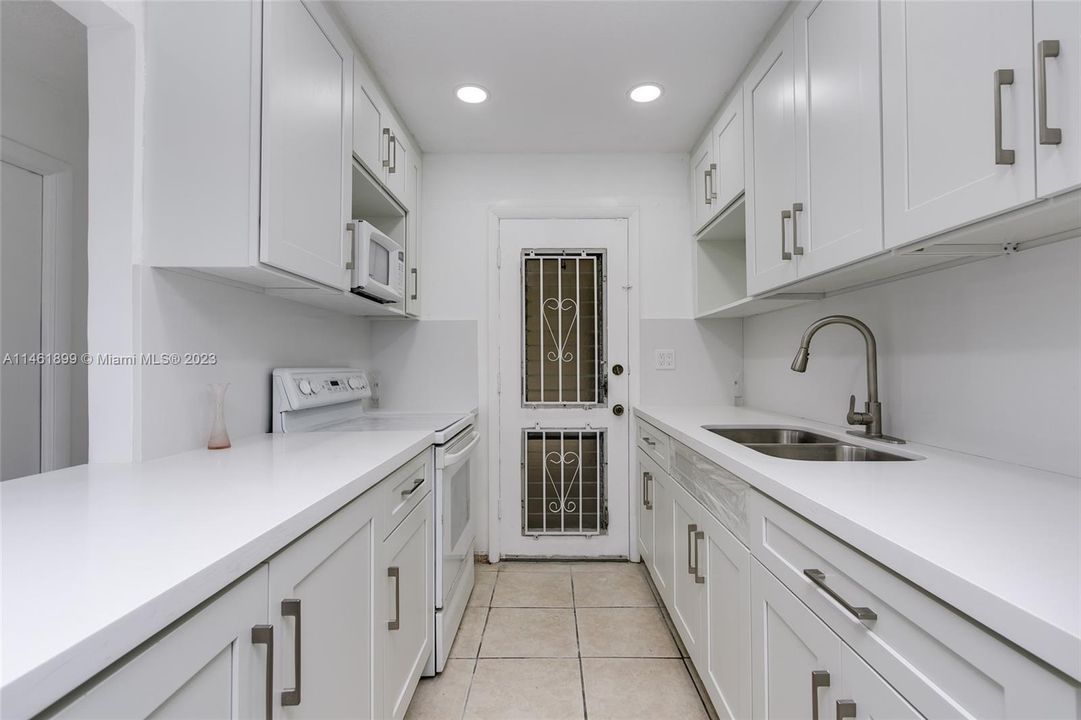 For Sale: $129,770 (2 beds, 1 baths, 883 Square Feet)