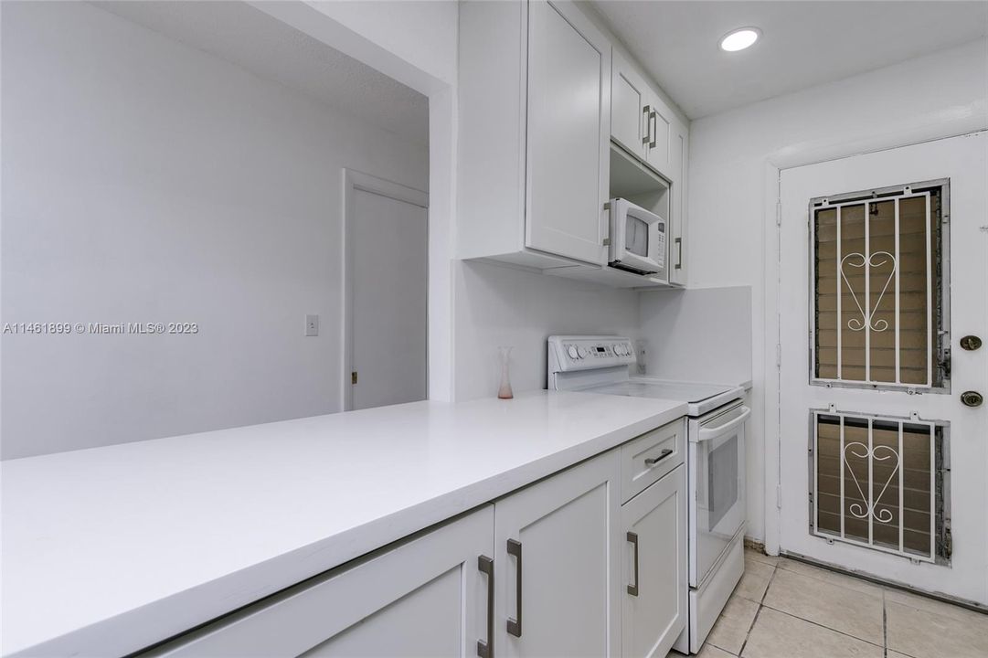 For Sale: $129,770 (2 beds, 1 baths, 883 Square Feet)