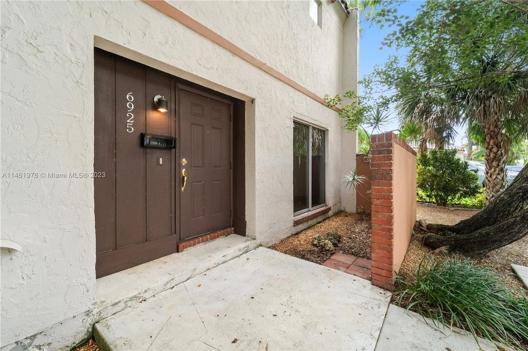 Recently Sold: $455,000 (2 beds, 2 baths, 1986 Square Feet)