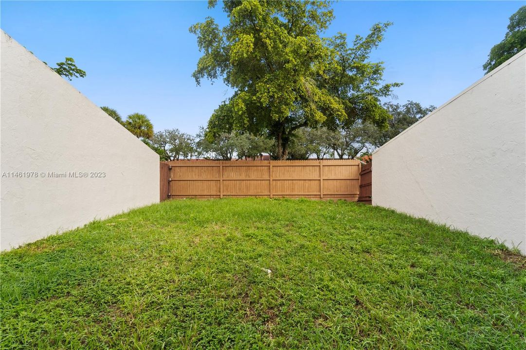 Recently Sold: $455,000 (2 beds, 2 baths, 1986 Square Feet)