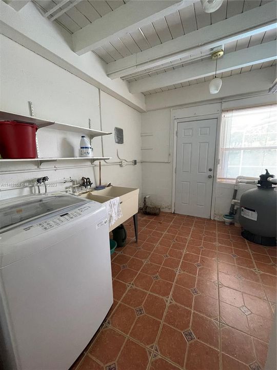 Recently Sold: $590,000 (4 beds, 2 baths, 2708 Square Feet)