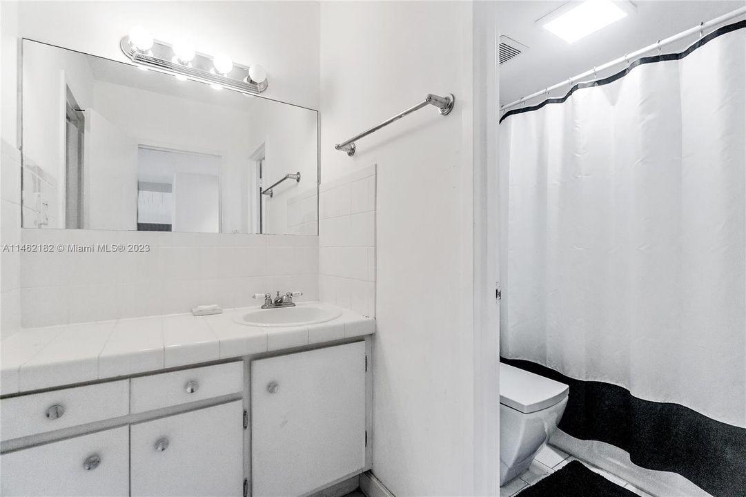 For Sale: $369,000 (1 beds, 1 baths, 550 Square Feet)