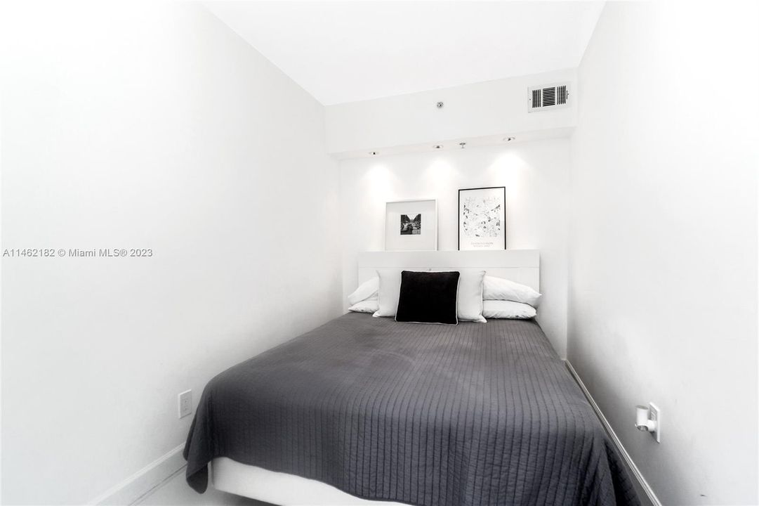For Sale: $369,000 (1 beds, 1 baths, 550 Square Feet)