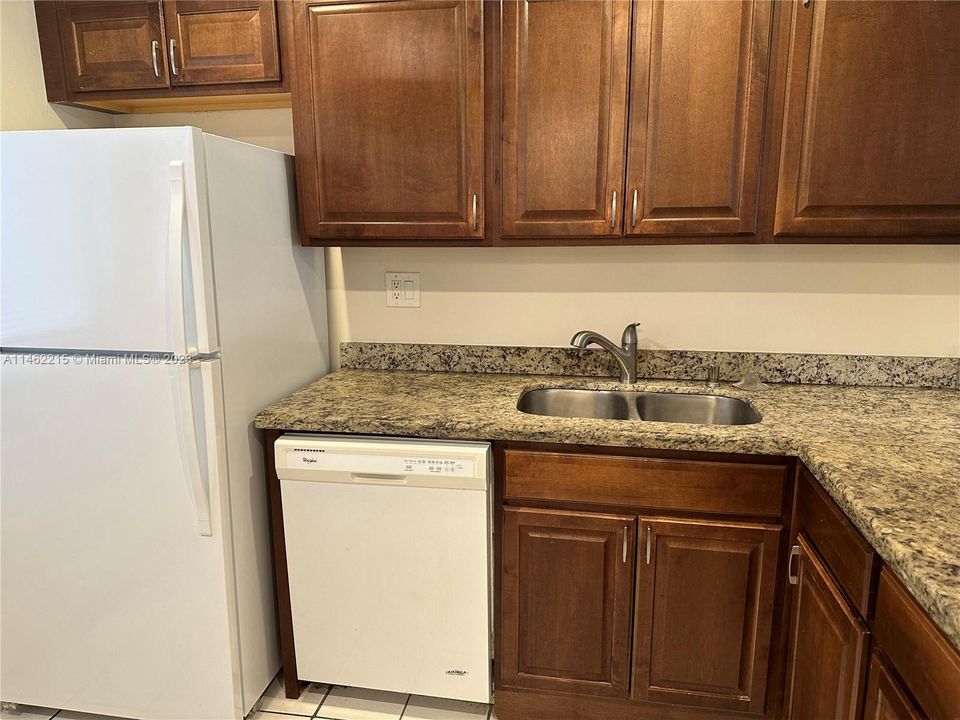 Active With Contract: $139,000 (1 beds, 1 baths, 741 Square Feet)