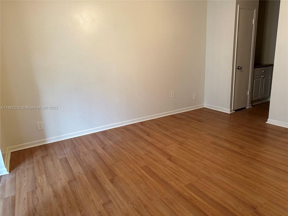 For Sale: $164,900 (1 beds, 1 baths, 741 Square Feet)