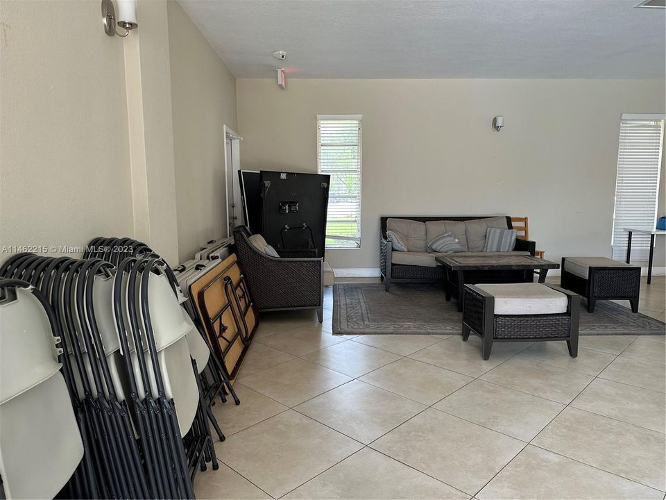 Active With Contract: $139,000 (1 beds, 1 baths, 741 Square Feet)