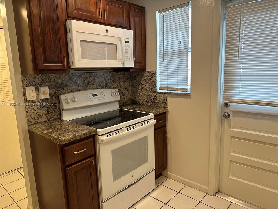 Active With Contract: $139,000 (1 beds, 1 baths, 741 Square Feet)