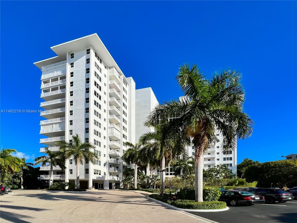 For Sale: $1,195,000 (2 beds, 2 baths, 1350 Square Feet)