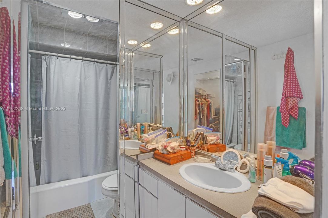 Recently Rented: $2,800 (1 beds, 1 baths, 812 Square Feet)