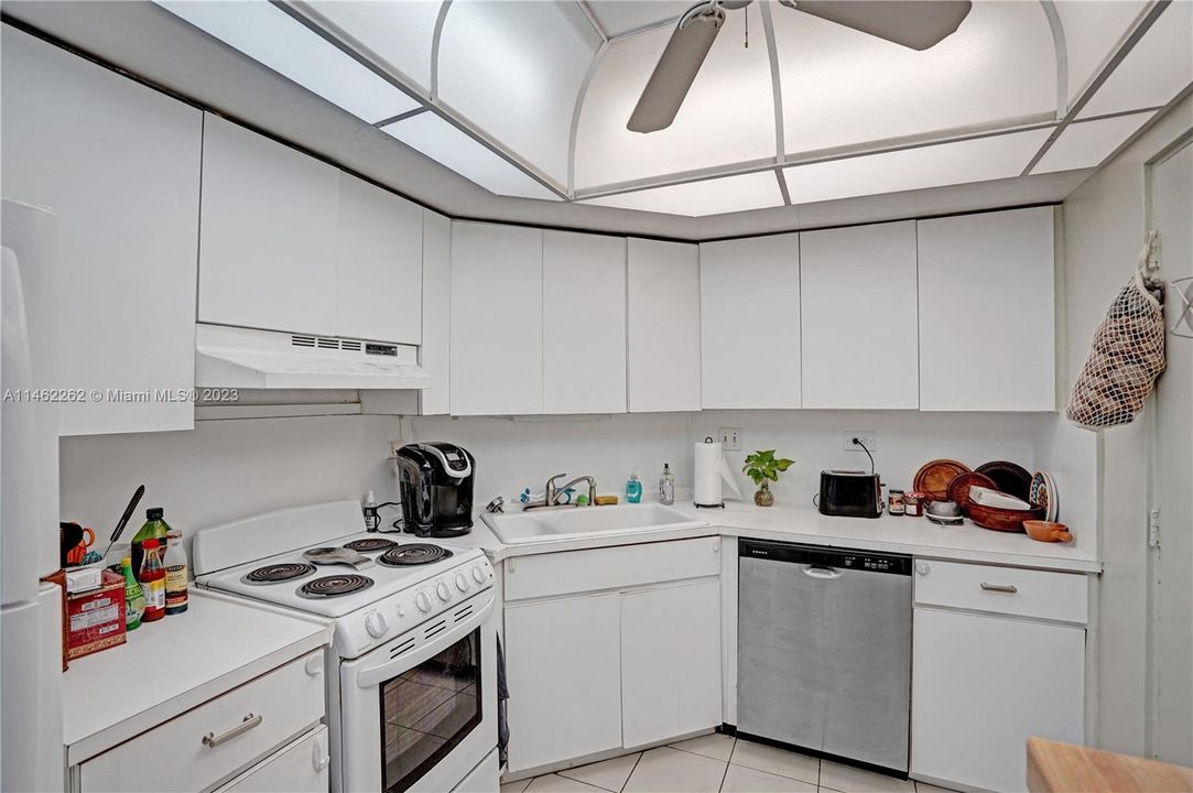 Recently Rented: $2,800 (1 beds, 1 baths, 812 Square Feet)