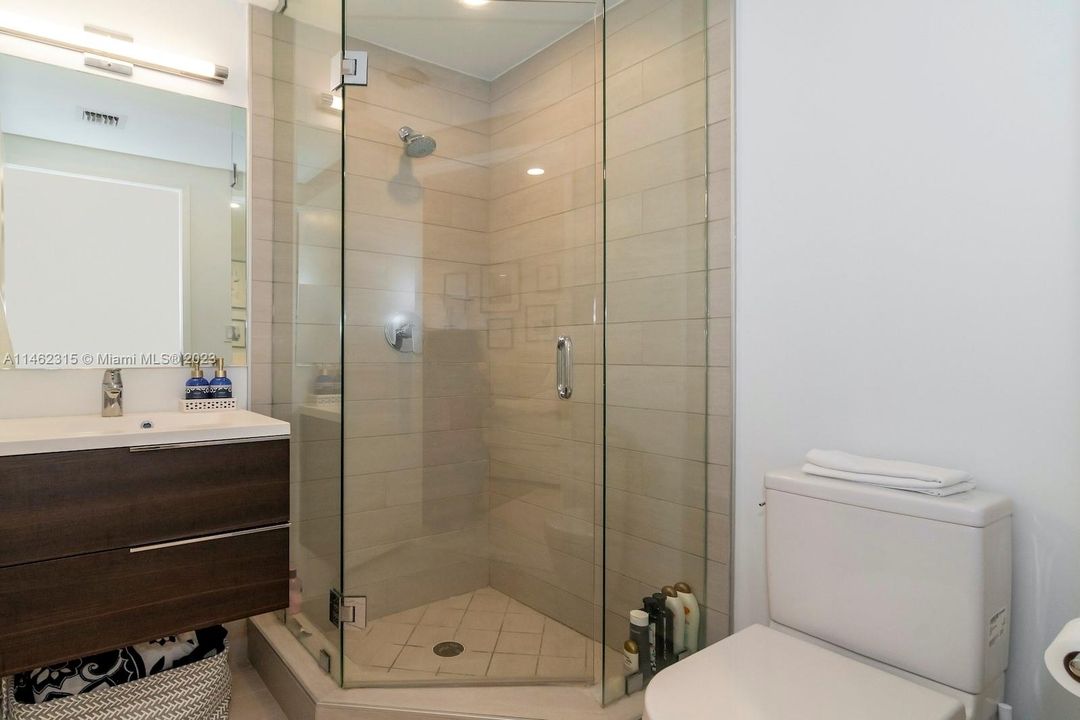 Vendido Recientemente: $870,000 (2 camas, 3 baños, 1335 Pies cuadrados)