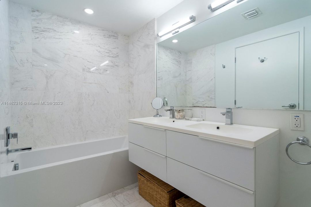 Vendido Recientemente: $870,000 (2 camas, 3 baños, 1335 Pies cuadrados)