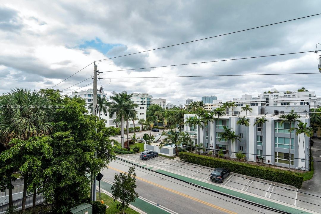 Vendido Recientemente: $870,000 (2 camas, 3 baños, 1335 Pies cuadrados)