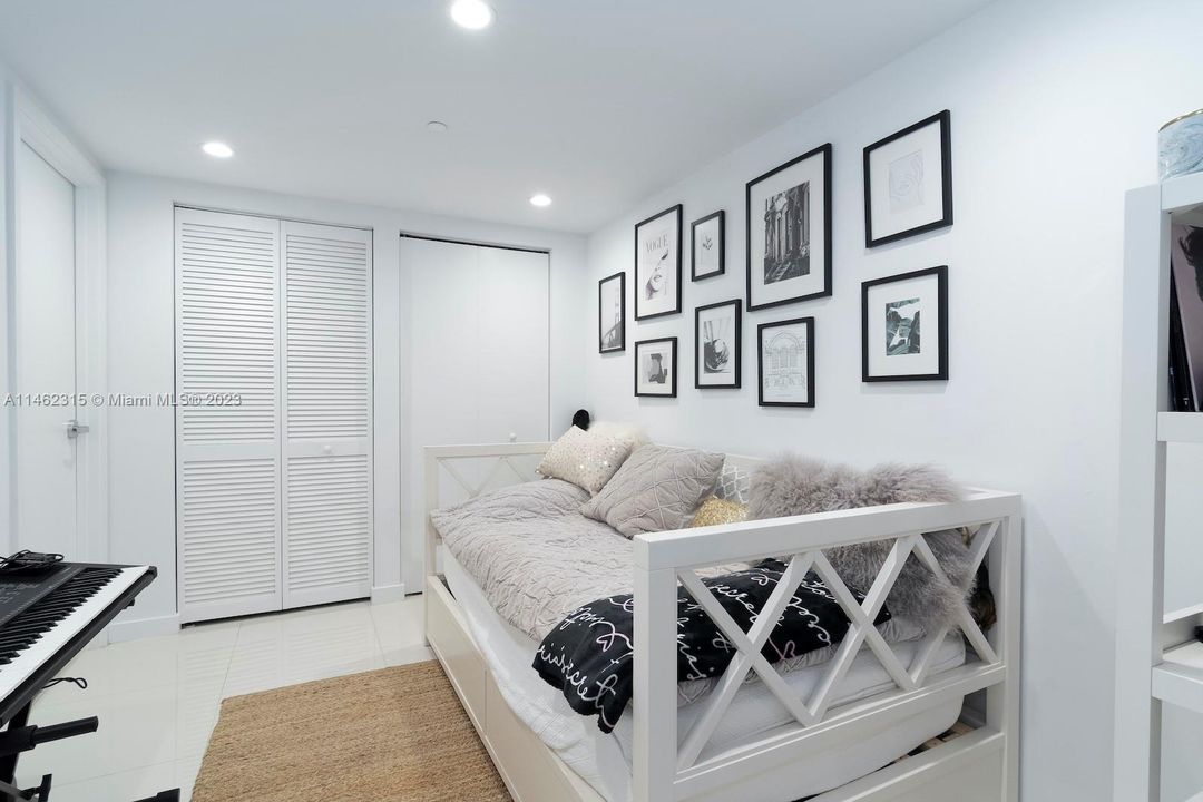 Vendido Recientemente: $870,000 (2 camas, 3 baños, 1335 Pies cuadrados)