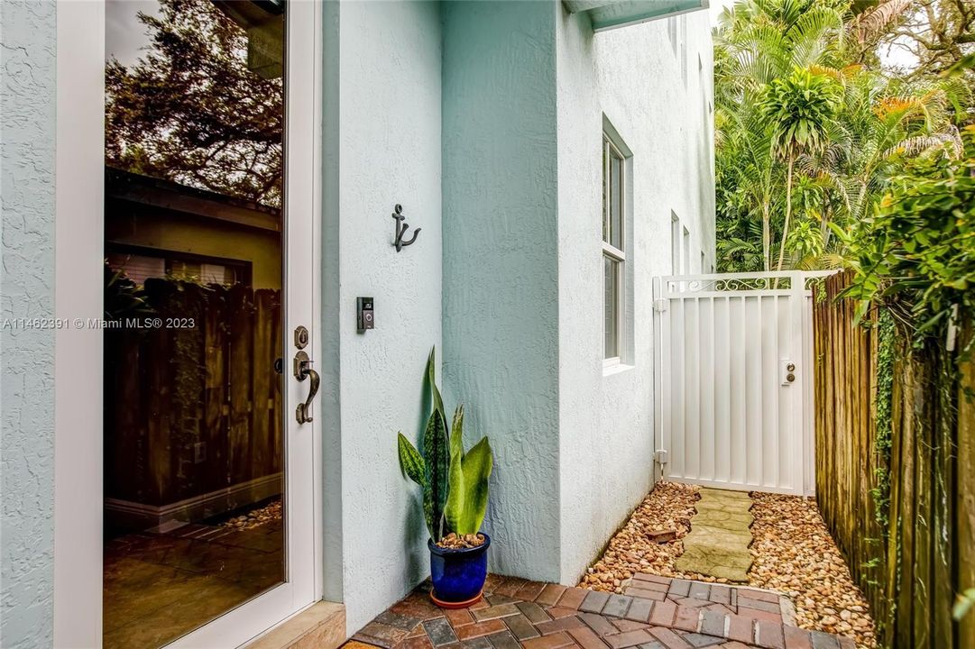 Recently Sold: $1,000,000 (3 beds, 3 baths, 3122 Square Feet)