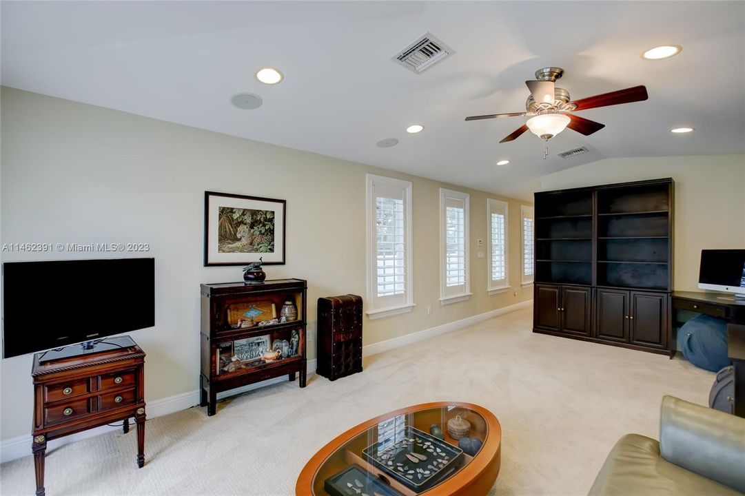 Recently Sold: $1,000,000 (3 beds, 3 baths, 3122 Square Feet)