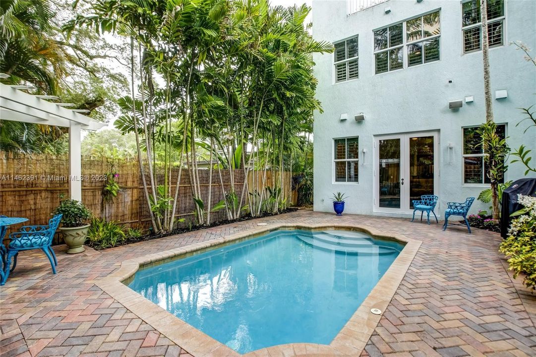 Recently Sold: $1,000,000 (3 beds, 3 baths, 3122 Square Feet)