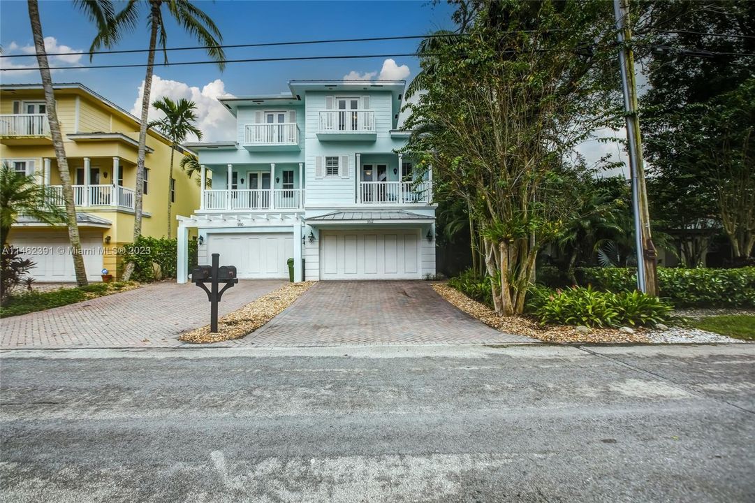 Recently Sold: $1,000,000 (3 beds, 3 baths, 3122 Square Feet)