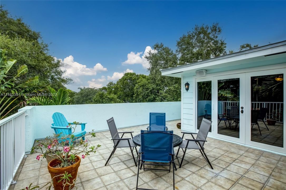Recently Sold: $1,000,000 (3 beds, 3 baths, 3122 Square Feet)