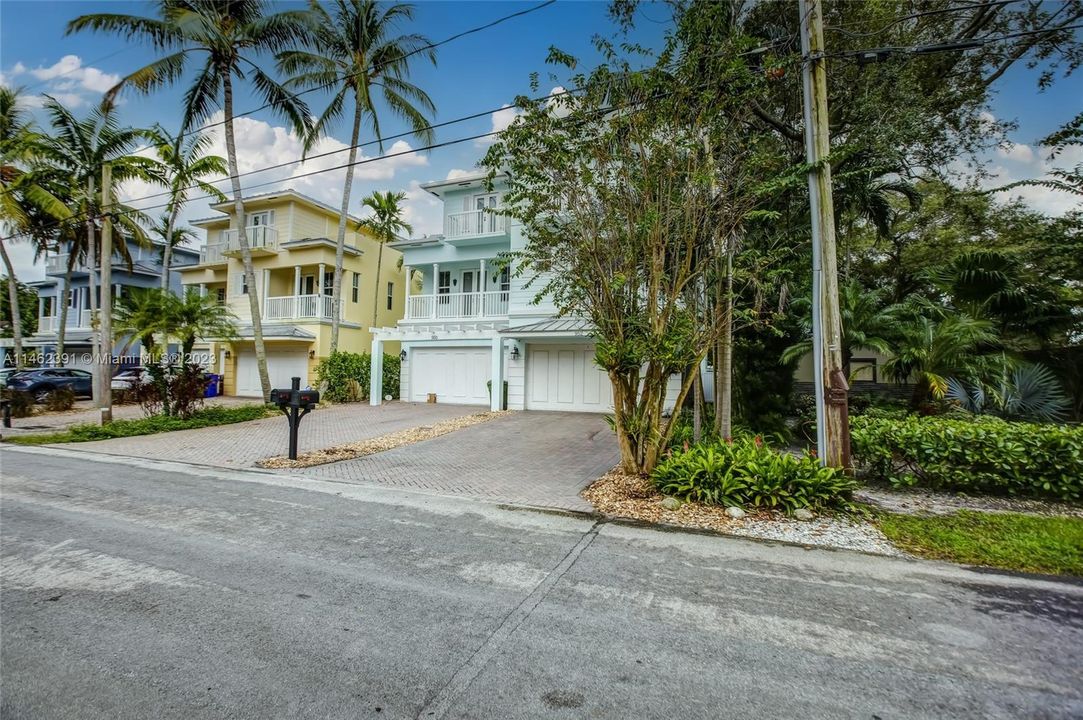 Recently Sold: $1,000,000 (3 beds, 3 baths, 3122 Square Feet)