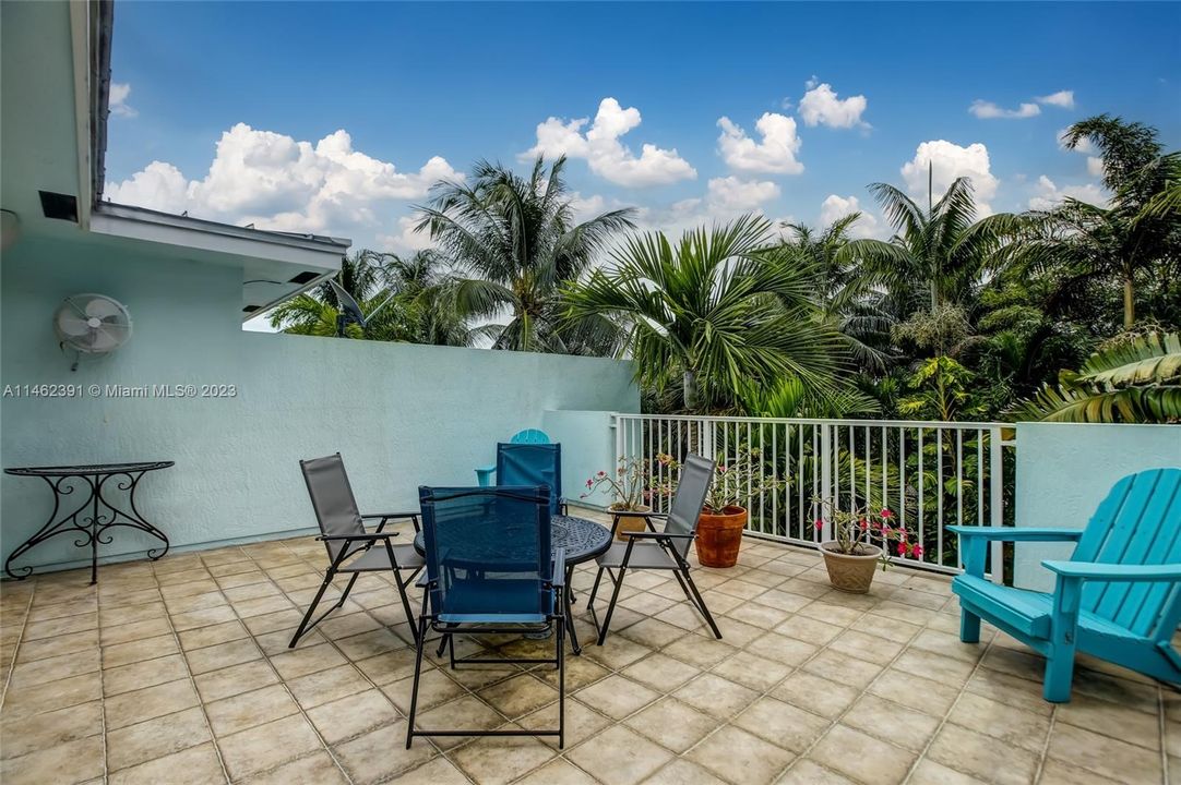 Recently Sold: $1,000,000 (3 beds, 3 baths, 3122 Square Feet)