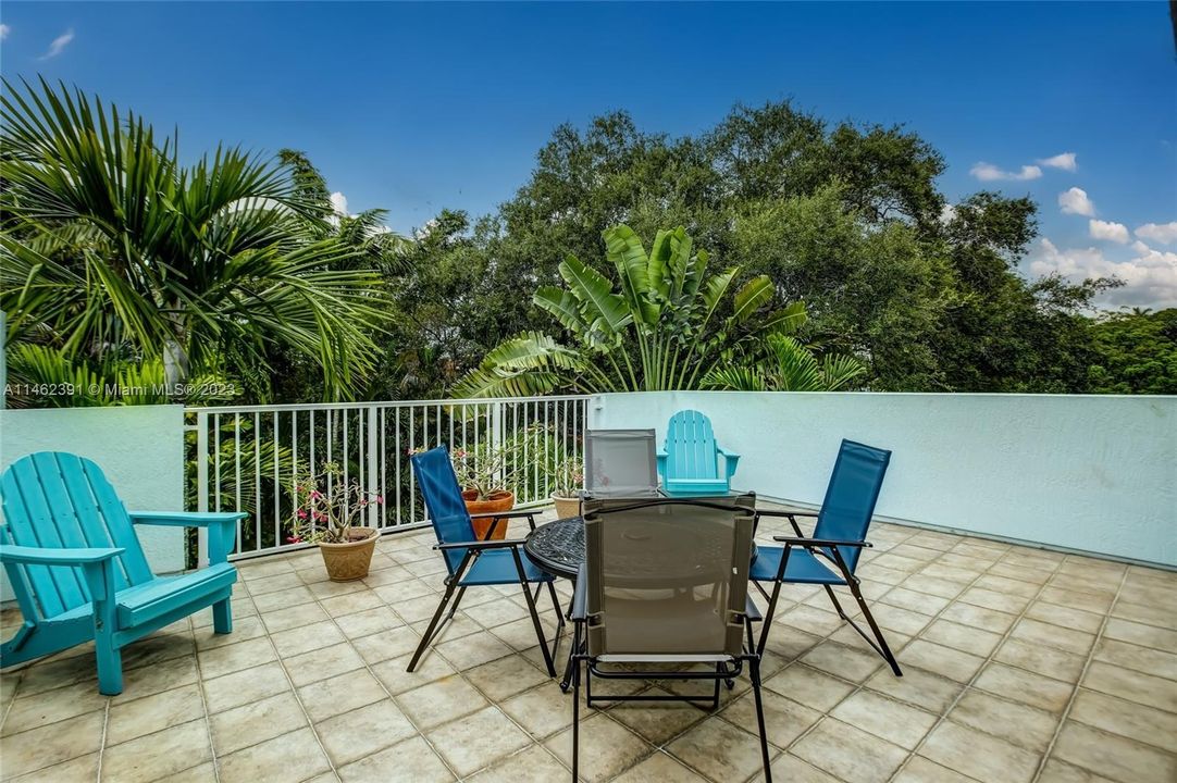 Recently Sold: $1,000,000 (3 beds, 3 baths, 3122 Square Feet)