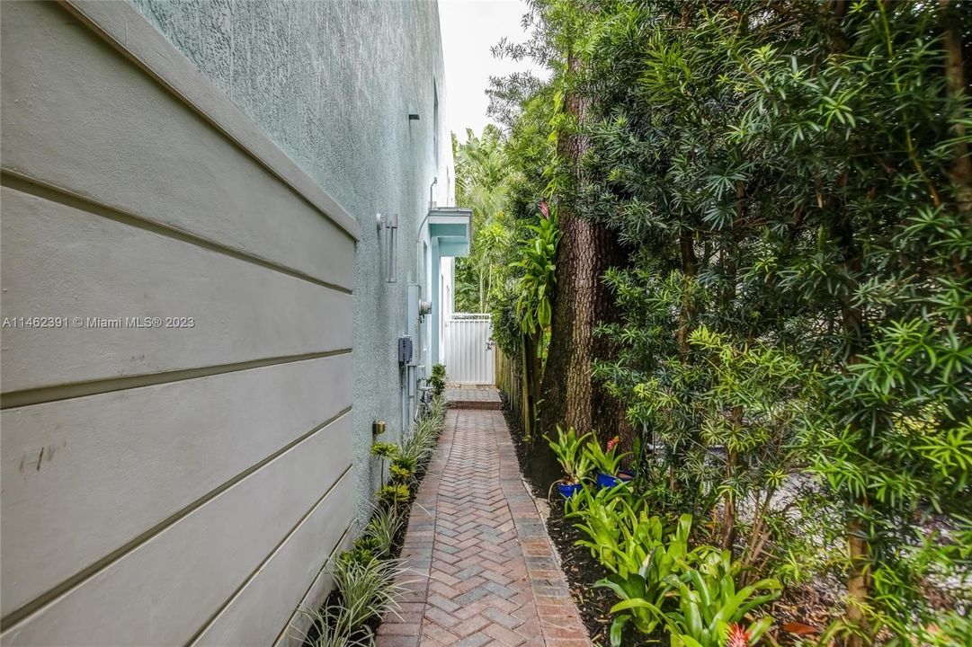 Recently Sold: $1,000,000 (3 beds, 3 baths, 3122 Square Feet)