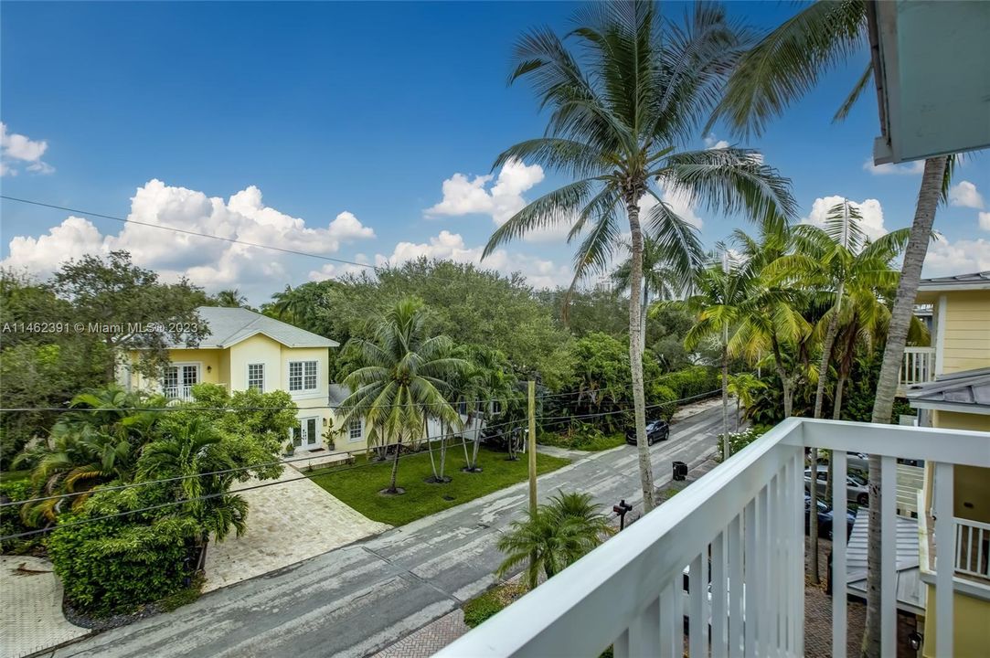 Recently Sold: $1,000,000 (3 beds, 3 baths, 3122 Square Feet)