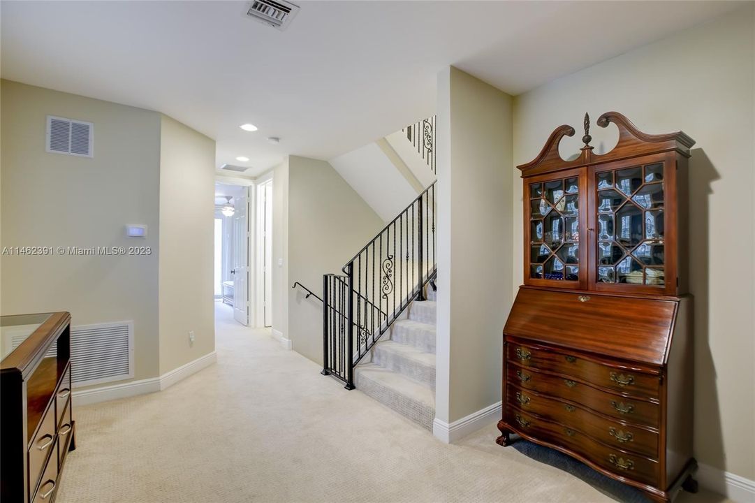Recently Sold: $1,000,000 (3 beds, 3 baths, 3122 Square Feet)