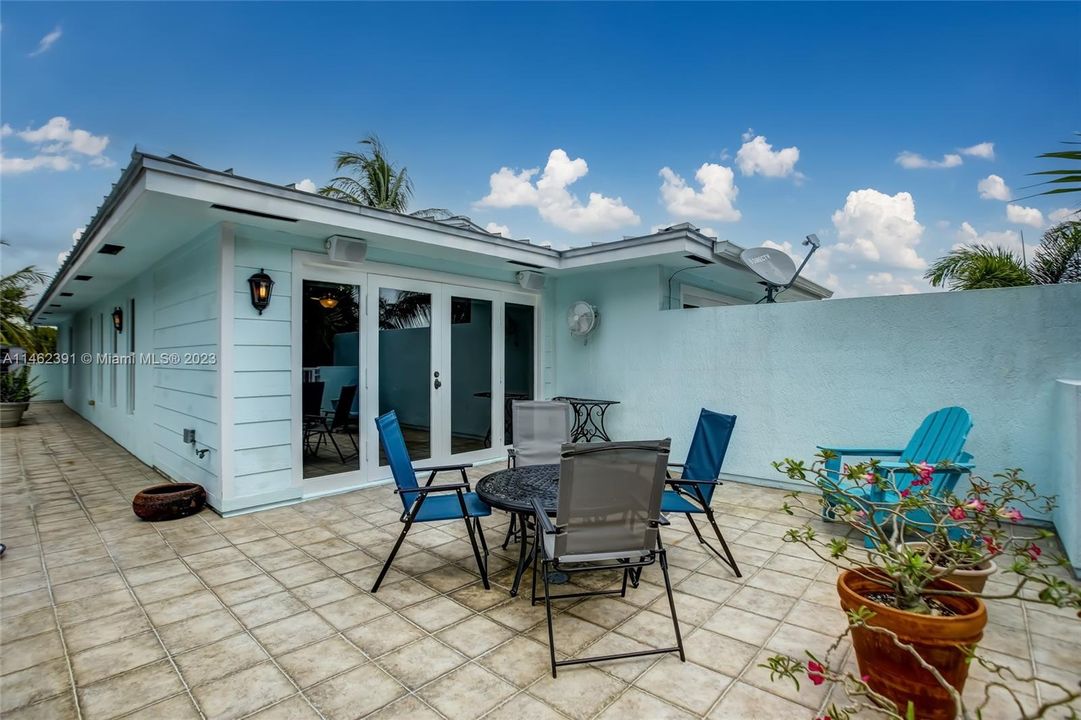 Recently Sold: $1,000,000 (3 beds, 3 baths, 3122 Square Feet)