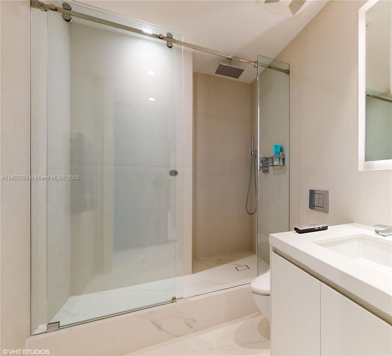 Fourth bedroom full bath en suite