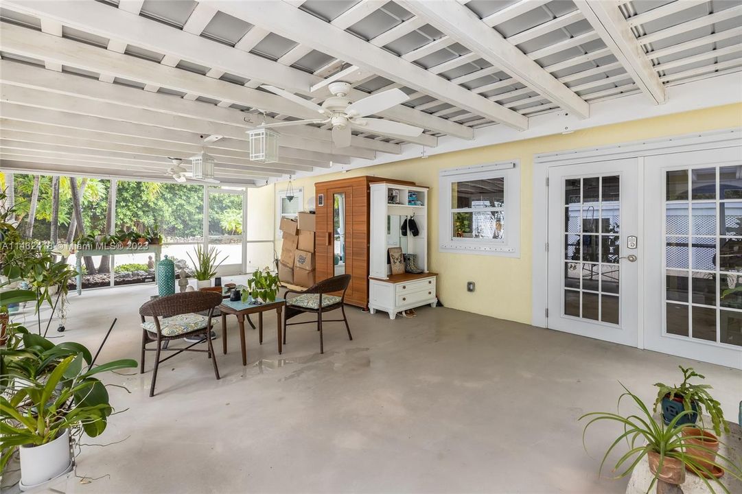 Recently Sold: $810,000 (2 beds, 2 baths, 1296 Square Feet)