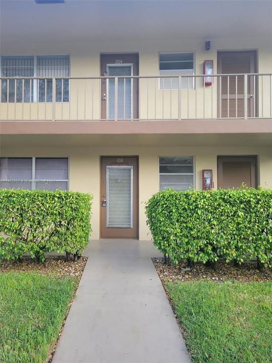 Active With Contract: $129,000 (1 beds, 1 baths, 670 Square Feet)