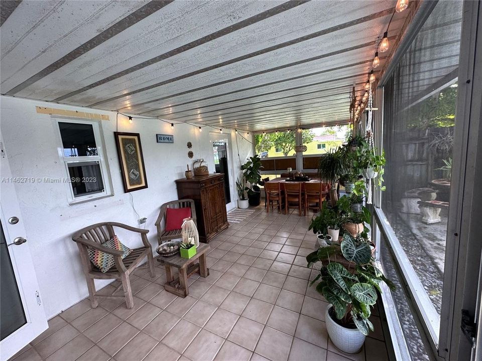 Recently Sold: $495,000 (3 beds, 2 baths, 1277 Square Feet)