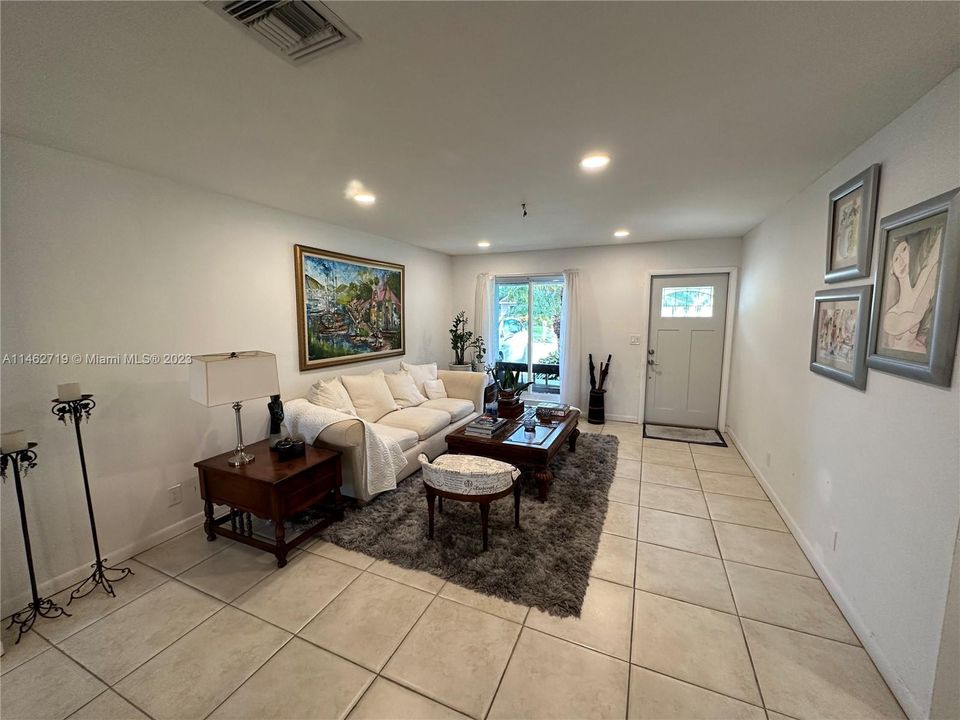 Recently Sold: $495,000 (3 beds, 2 baths, 1277 Square Feet)