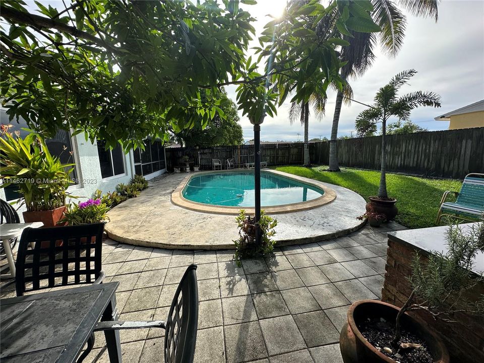 Recently Sold: $495,000 (3 beds, 2 baths, 1277 Square Feet)