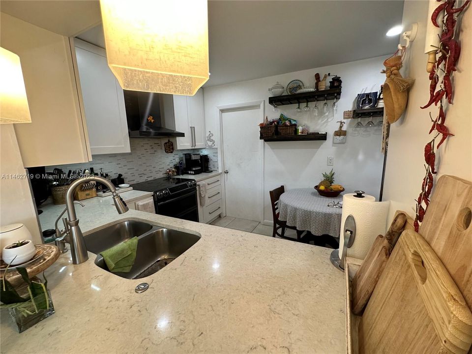 Recently Sold: $495,000 (3 beds, 2 baths, 1277 Square Feet)