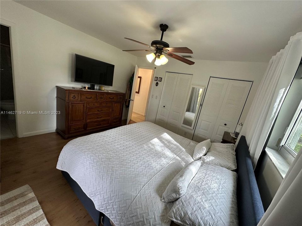 Recently Sold: $495,000 (3 beds, 2 baths, 1277 Square Feet)