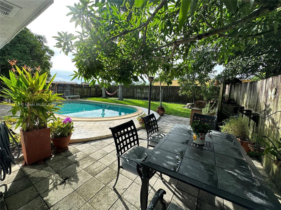 Recently Sold: $495,000 (3 beds, 2 baths, 1277 Square Feet)