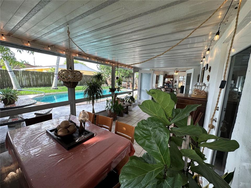 Recently Sold: $495,000 (3 beds, 2 baths, 1277 Square Feet)