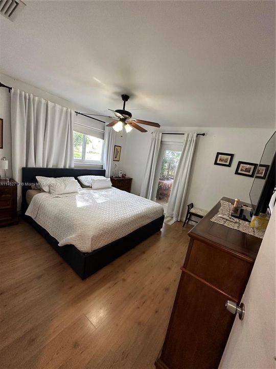 Recently Sold: $495,000 (3 beds, 2 baths, 1277 Square Feet)