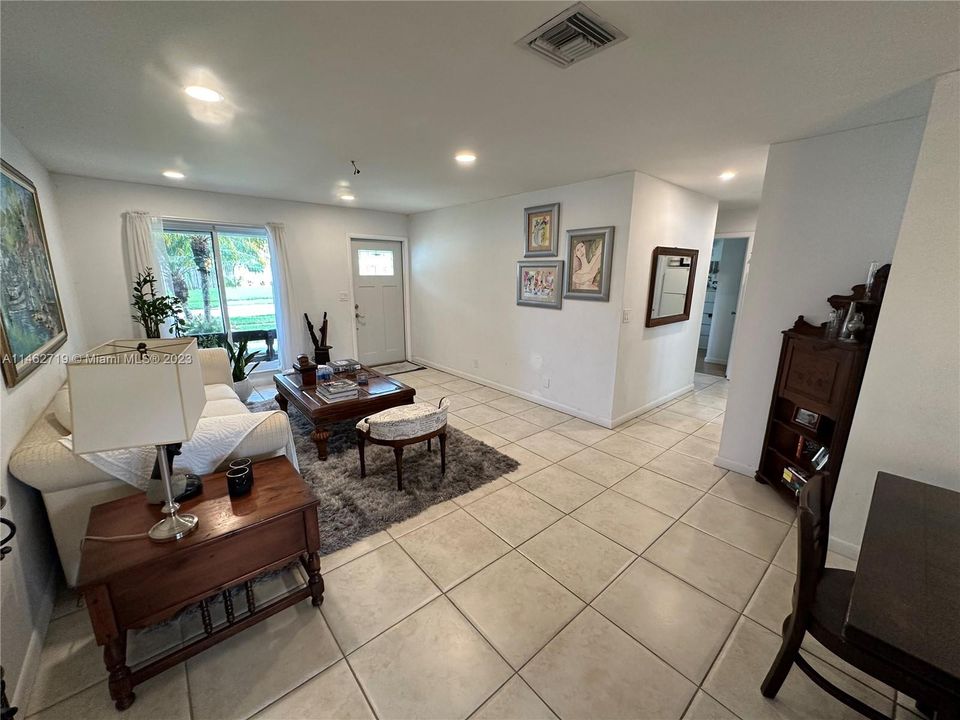 Recently Sold: $495,000 (3 beds, 2 baths, 1277 Square Feet)