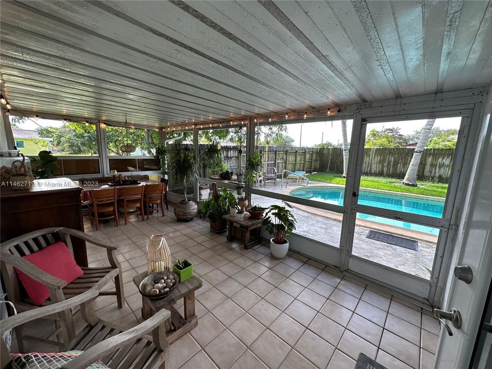 Recently Sold: $495,000 (3 beds, 2 baths, 1277 Square Feet)